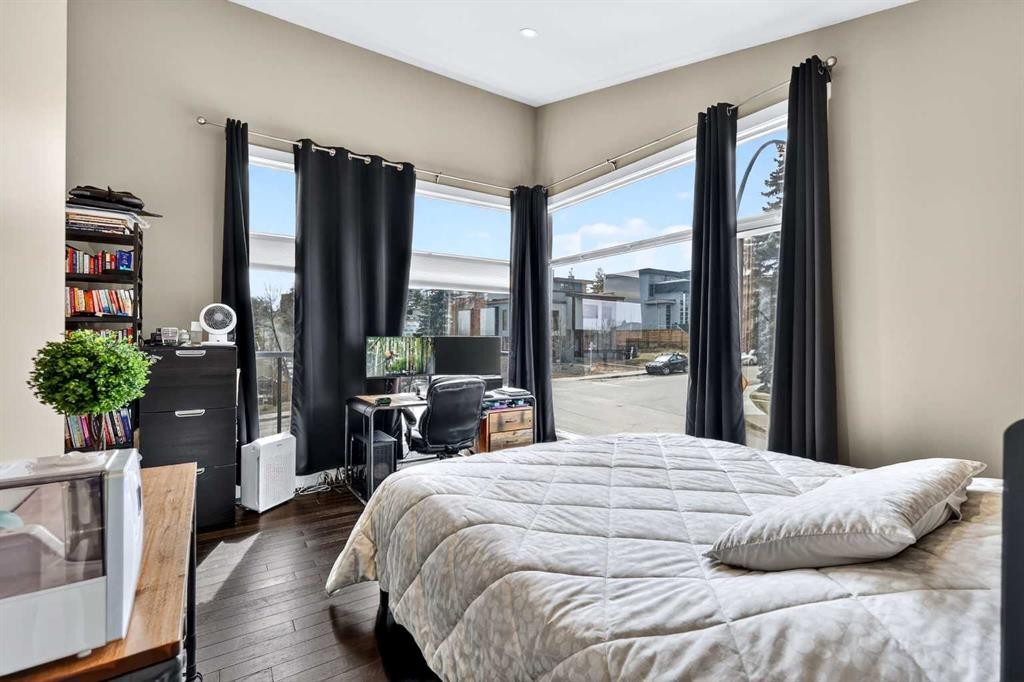 2718 19 Street Sw, Calgary, AB - Indoor Photo Showing Bedroom