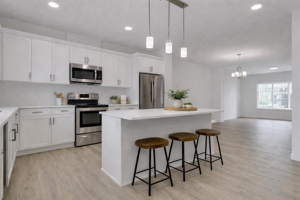 208 Belmont Way Sw, Calgary, AB - Indoor Photo Showing Kitchen With Upgraded Kitchen