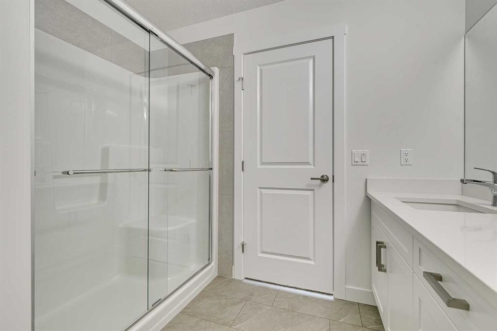 208 Belmont Way Sw, Calgary, AB - Indoor Photo Showing Bathroom