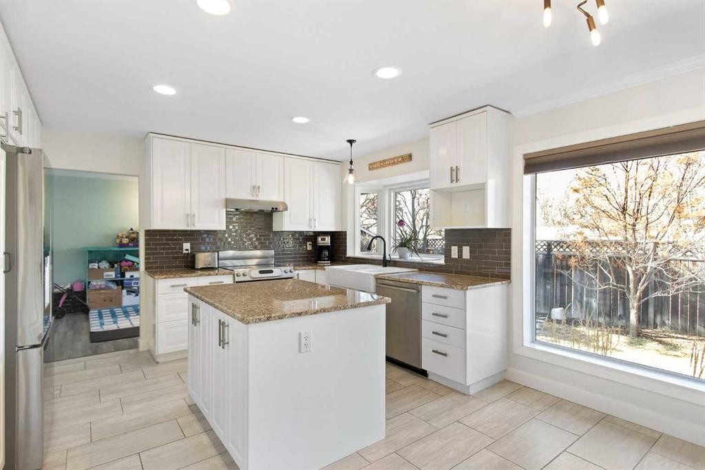 656 Willow Brook Drive Se, Calgary, AB - Indoor Photo Showing Kitchen