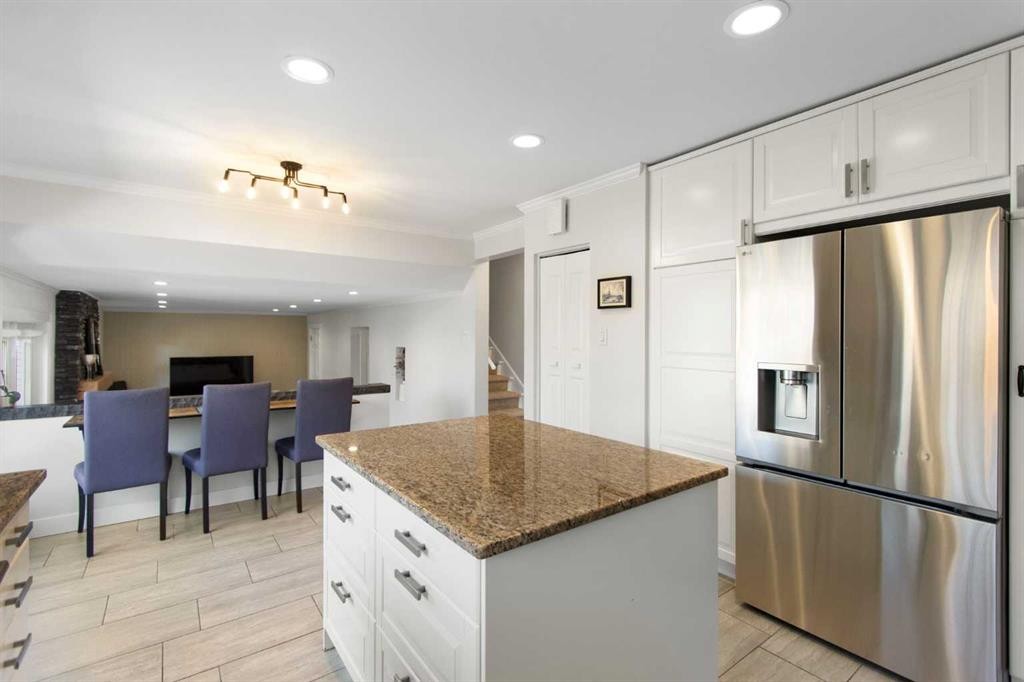 656 Willow Brook Drive Se, Calgary, AB - Indoor Photo Showing Kitchen