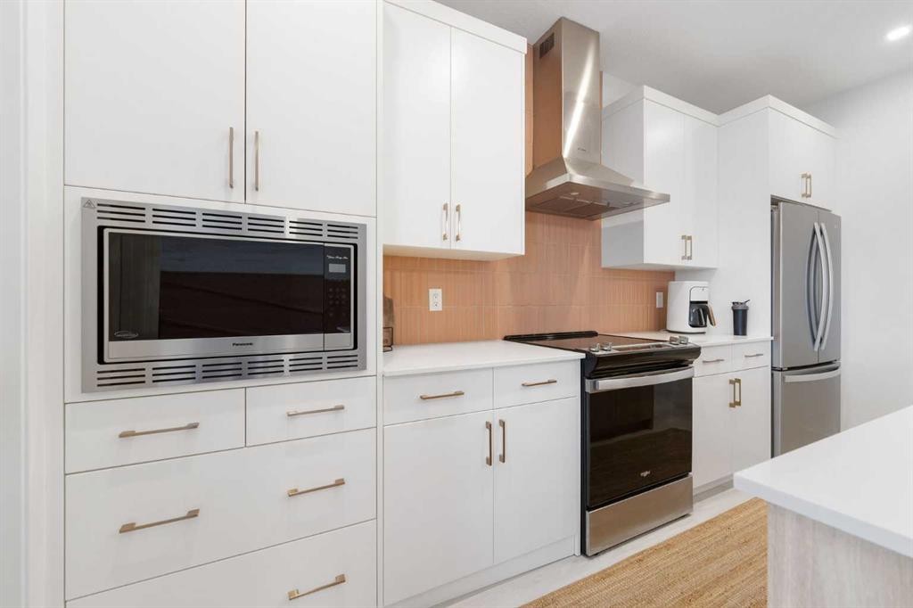 30 Edith Manor Nw, Calgary, AB - Indoor Photo Showing Kitchen With Upgraded Kitchen
