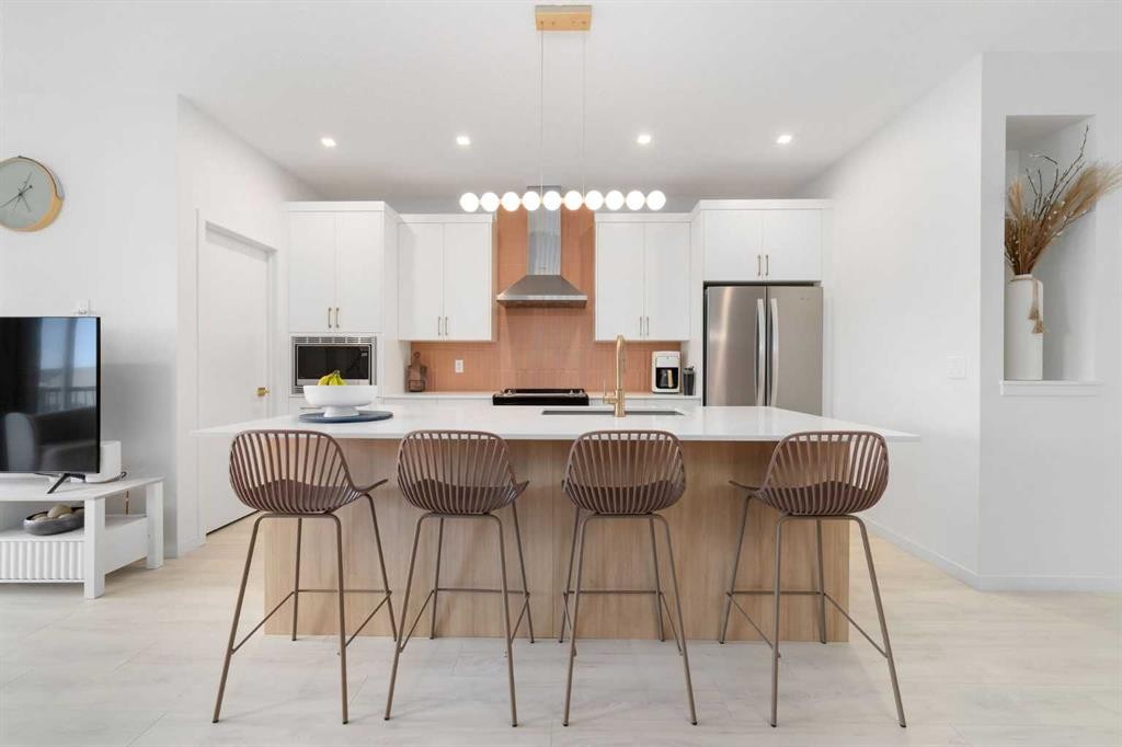 30 Edith Manor Nw, Calgary, AB - Indoor Photo Showing Kitchen With Double Sink With Upgraded Kitchen