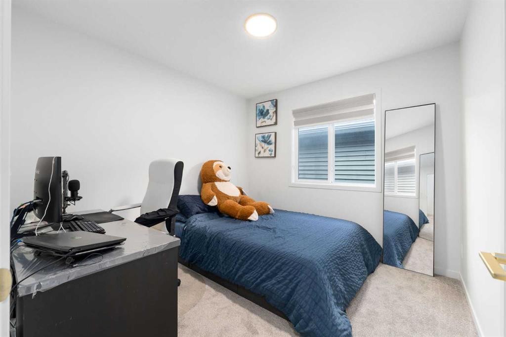 30 Edith Manor Nw, Calgary, AB - Indoor Photo Showing Bedroom