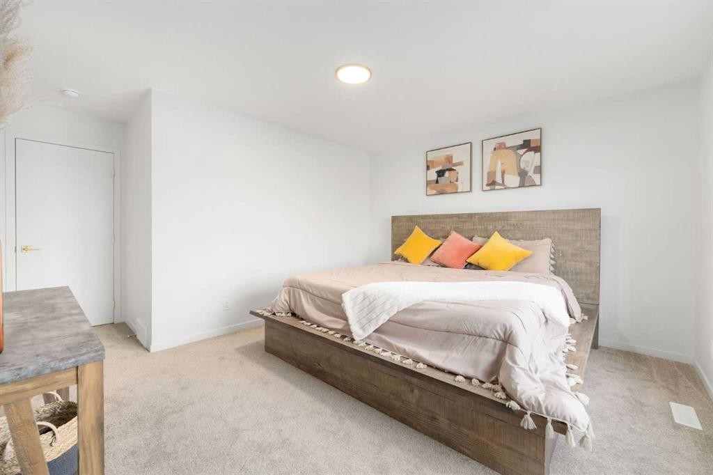 30 Edith Manor Nw, Calgary, AB - Indoor Photo Showing Bedroom