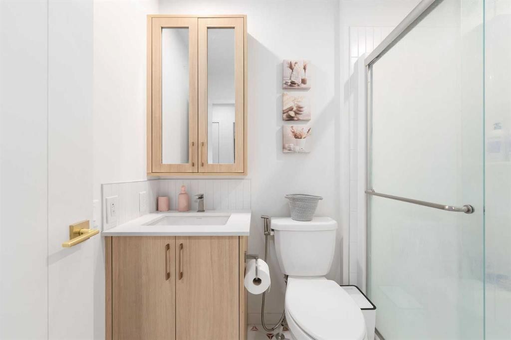 30 Edith Manor Nw, Calgary, AB - Indoor Photo Showing Bathroom