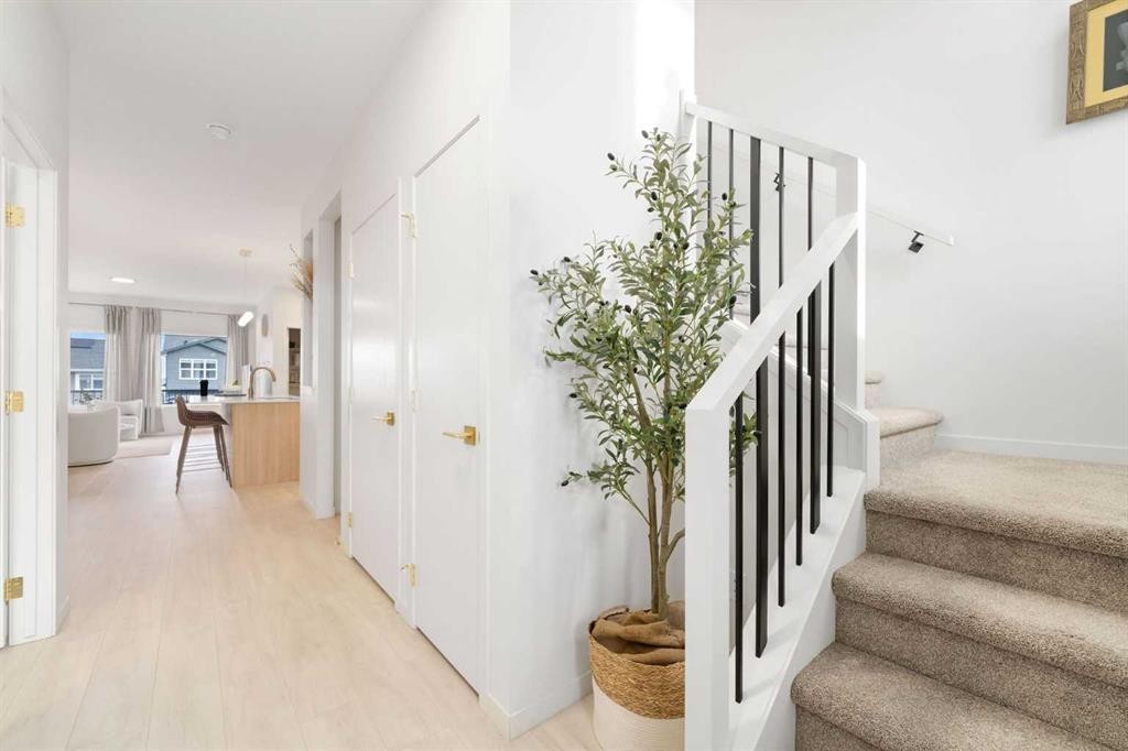 30 Edith Manor Nw, Calgary, AB - Indoor Photo Showing Other Room