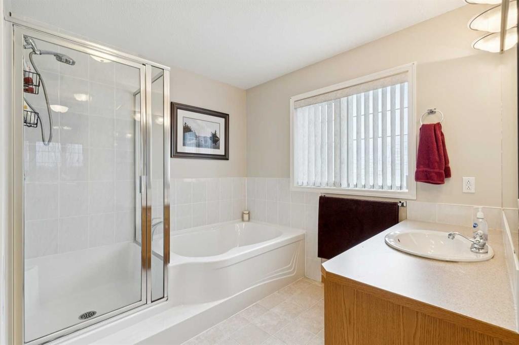 37 Cimarron Trail, Okotoks, AB - Indoor Photo Showing Bathroom
