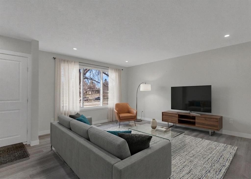 99 Dovercliffe Way Se, Calgary, AB - Indoor Photo Showing Living Room