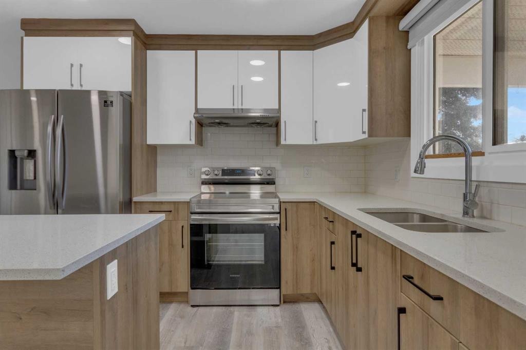 99 Dovercliffe Way Se, Calgary, AB - Indoor Photo Showing Kitchen With Stainless Steel Kitchen With Double Sink With Upgraded Kitchen