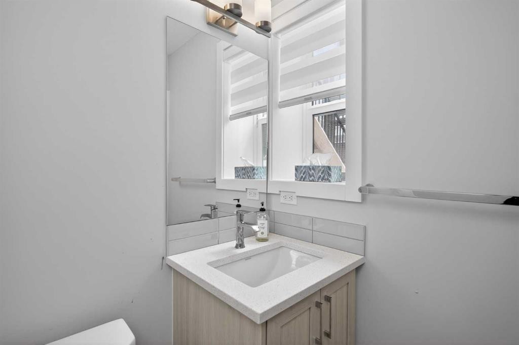 930 Sage Hill Grove Nw, Calgary, AB - Indoor Photo Showing Bathroom