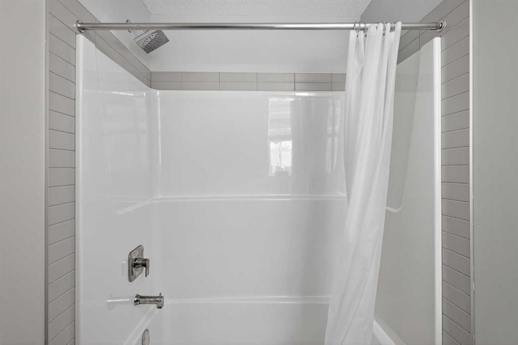 930 Sage Hill Grove Nw, Calgary, AB - Indoor Photo Showing Bathroom