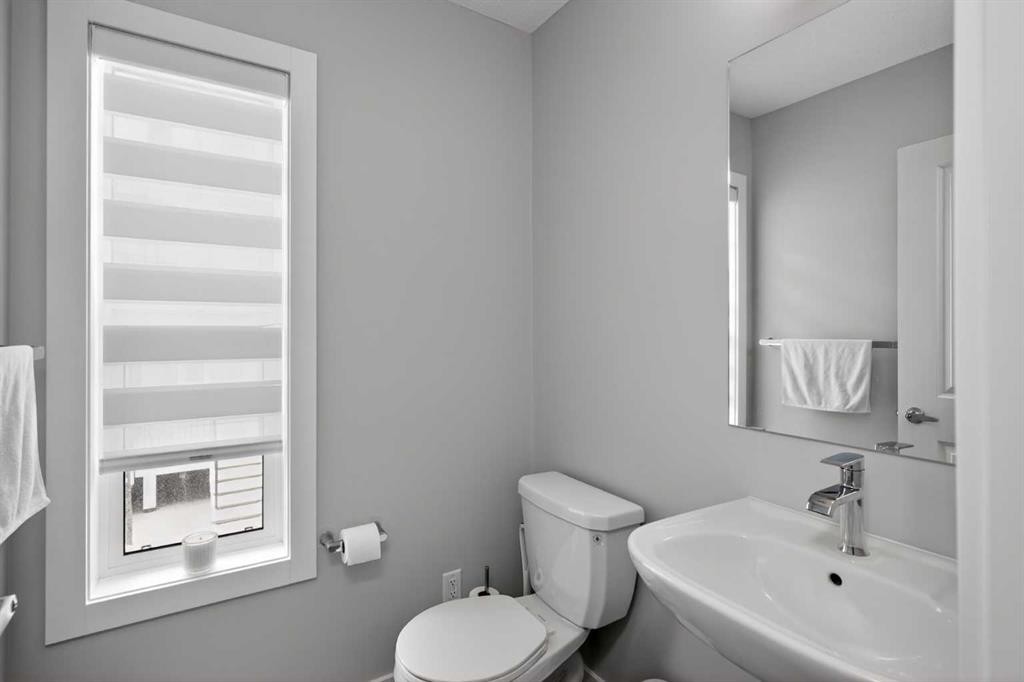 930 Sage Hill Grove Nw, Calgary, AB - Indoor Photo Showing Bathroom