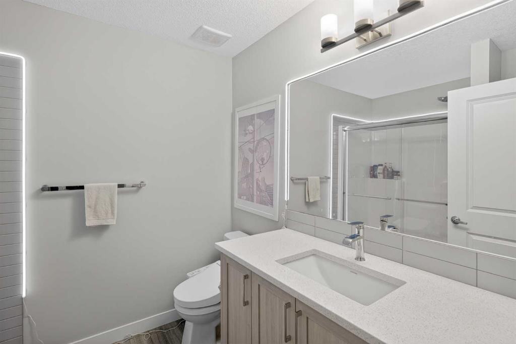 930 Sage Hill Grove Nw, Calgary, AB - Indoor Photo Showing Bathroom