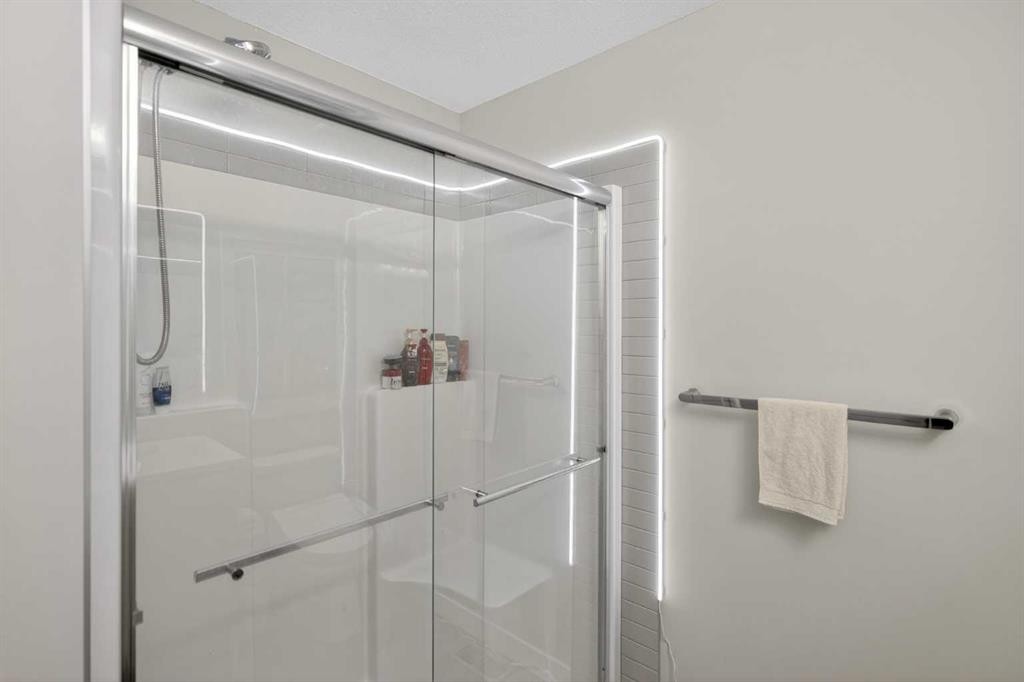 930 Sage Hill Grove Nw, Calgary, AB - Indoor Photo Showing Bathroom