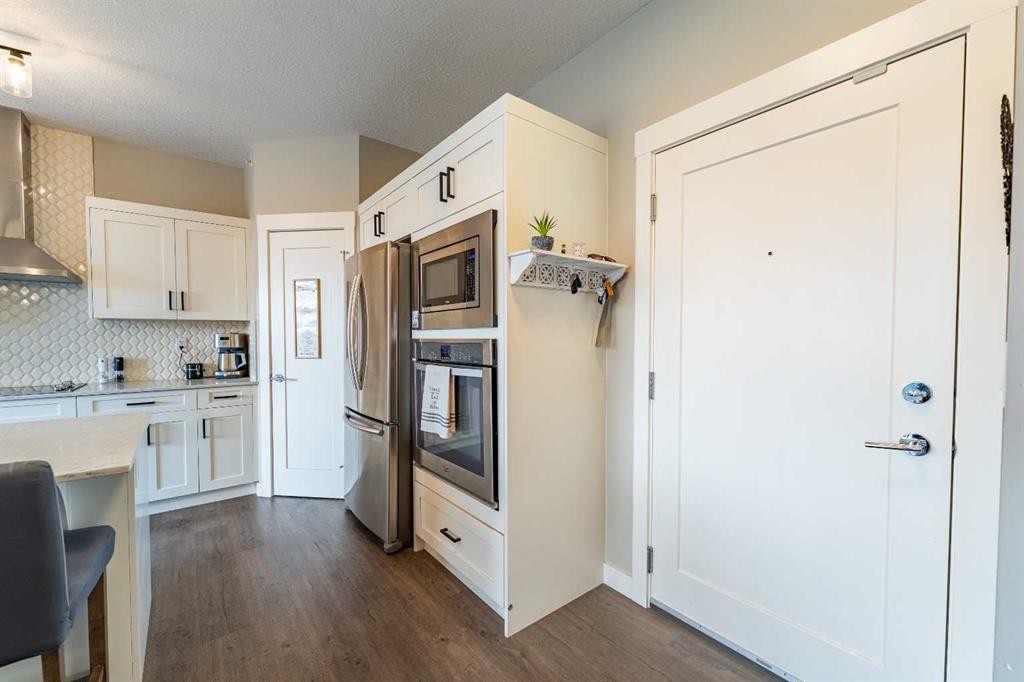 412-10 Walgrove Walk Se, Calgary, AB - Indoor Photo Showing Kitchen With Stainless Steel Kitchen