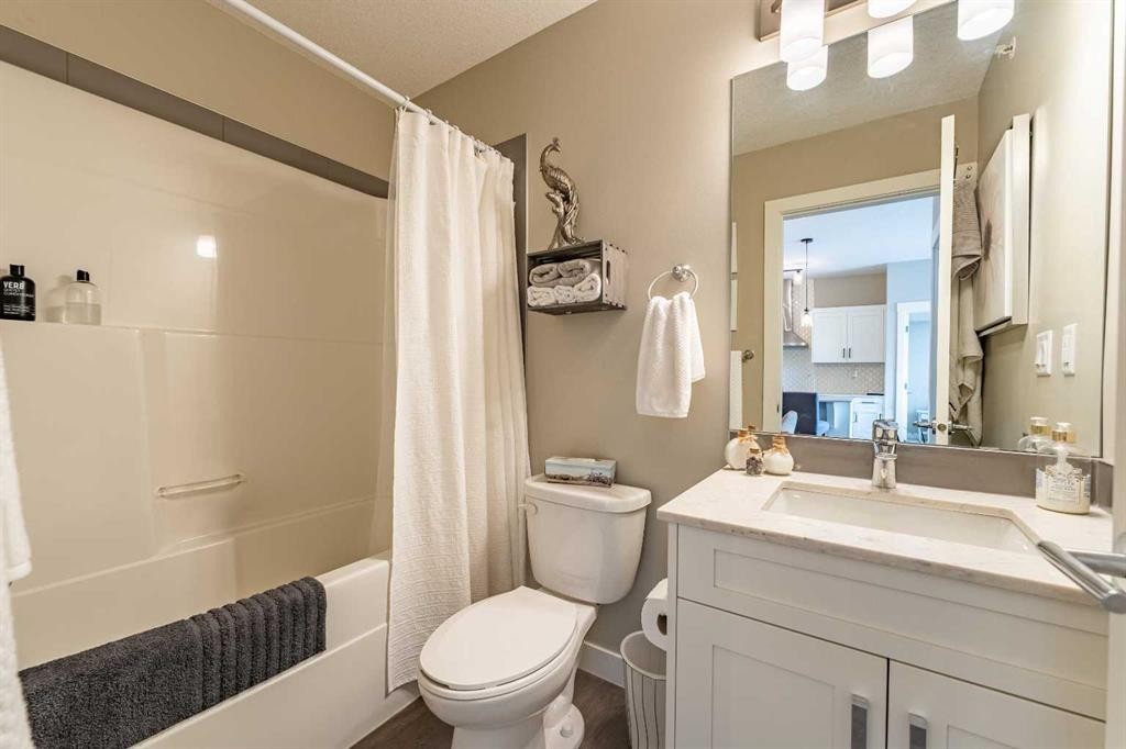 412-10 Walgrove Walk Se, Calgary, AB - Indoor Photo Showing Bathroom