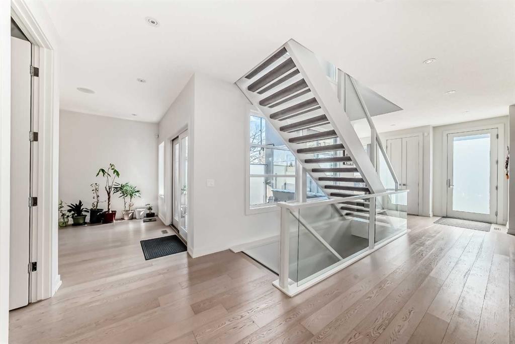 112 Hanover Road Sw, Calgary, AB - Indoor Photo Showing Other Room