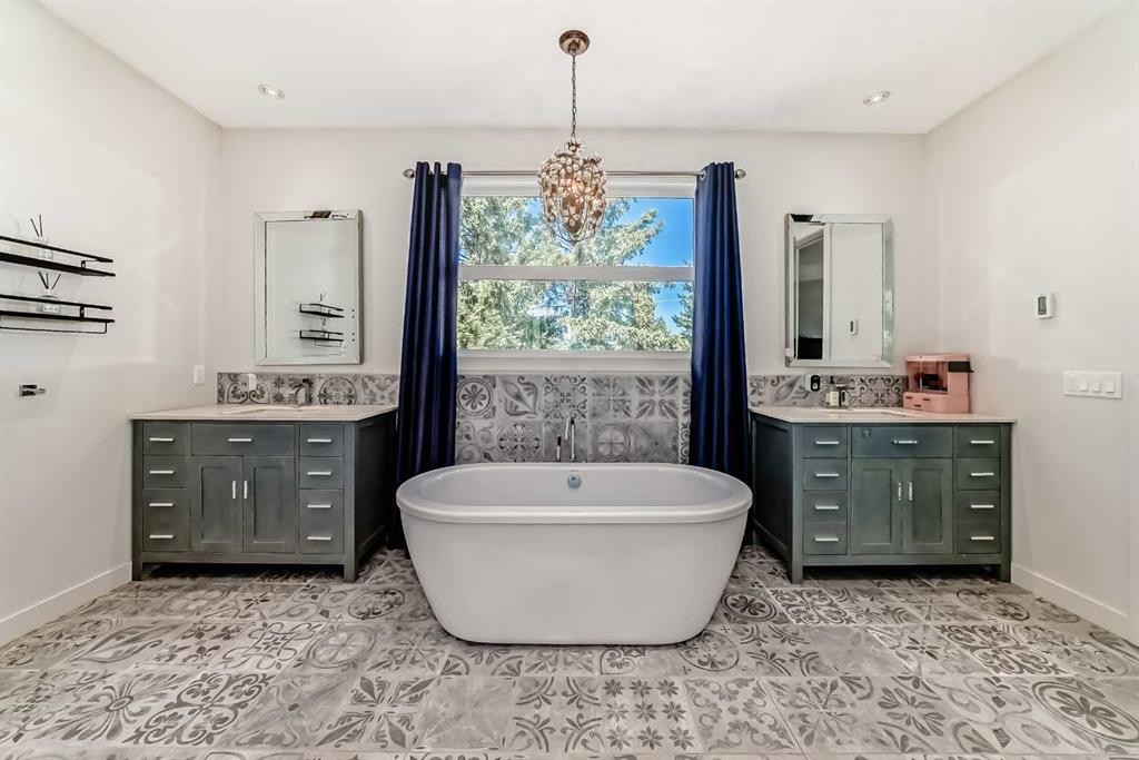 112 Hanover Road Sw, Calgary, AB - Indoor Photo Showing Bathroom