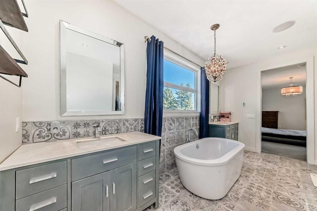 112 Hanover Road Sw, Calgary, AB - Indoor Photo Showing Bathroom