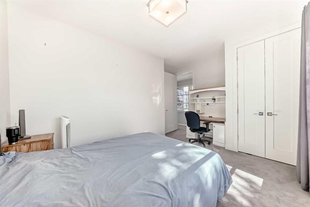 112 Hanover Road Sw, Calgary, AB - Indoor Photo Showing Bedroom
