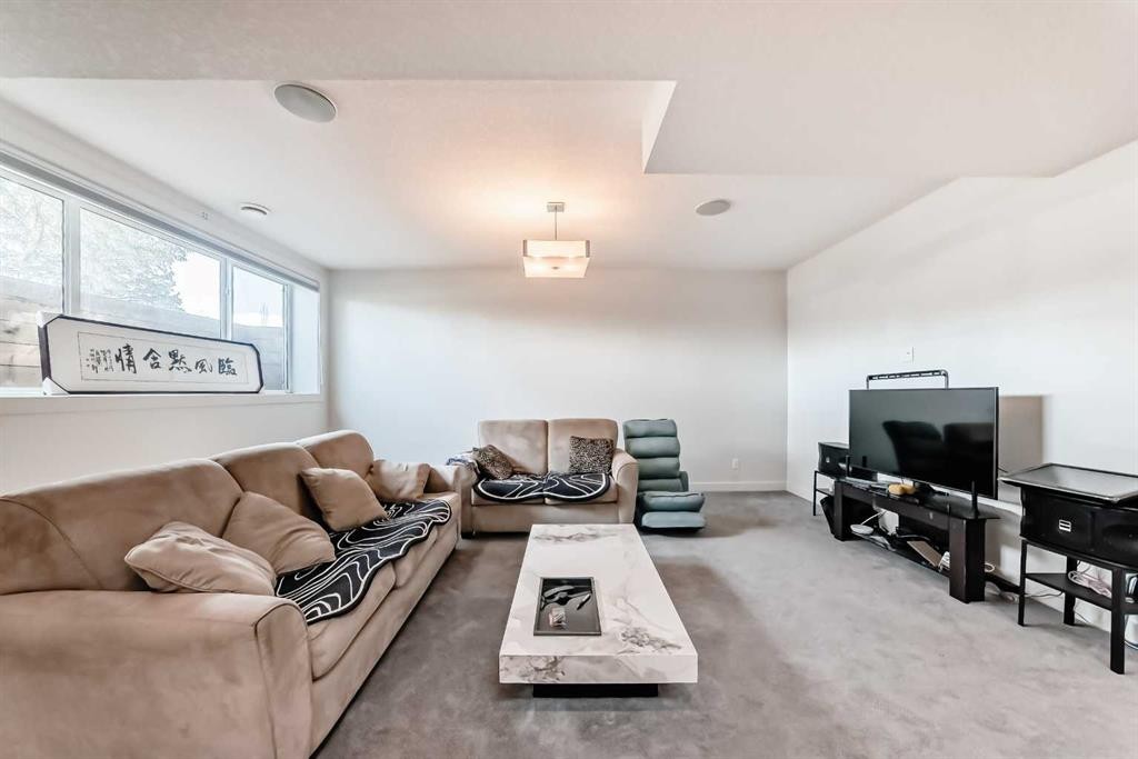 112 Hanover Road Sw, Calgary, AB - Indoor Photo Showing Other Room
