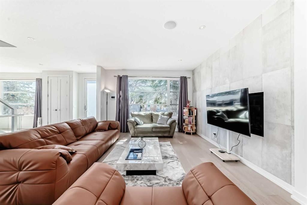 112 Hanover Road Sw, Calgary, AB - Indoor Photo Showing Living Room