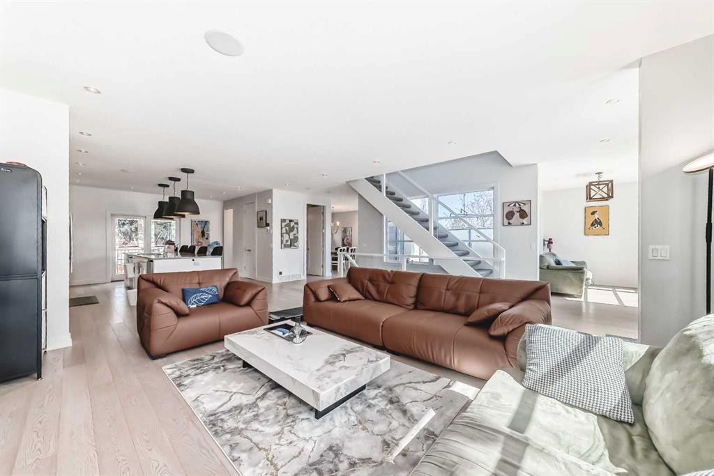112 Hanover Road Sw, Calgary, AB - Indoor Photo Showing Living Room