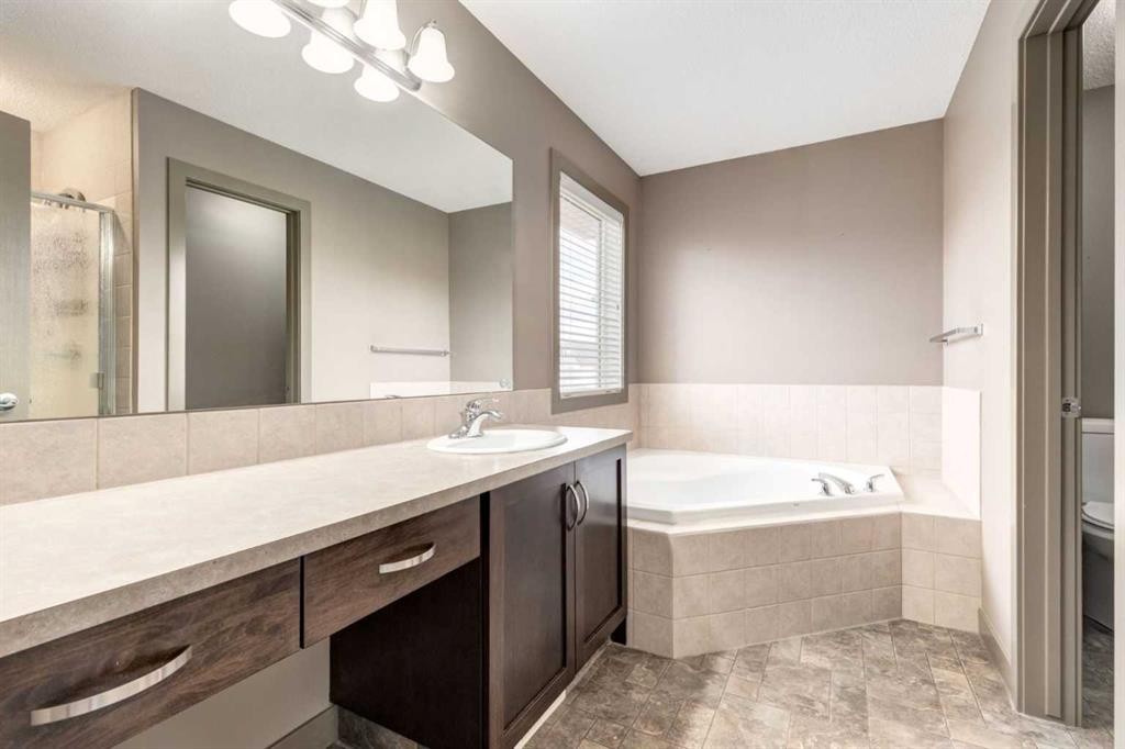 33 Everoak Circle Sw, Calgary, AB - Indoor Photo Showing Bathroom