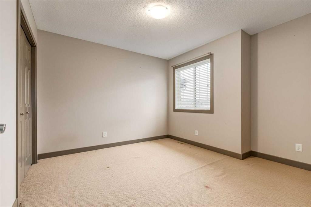 33 Everoak Circle Sw, Calgary, AB - Indoor Photo Showing Other Room