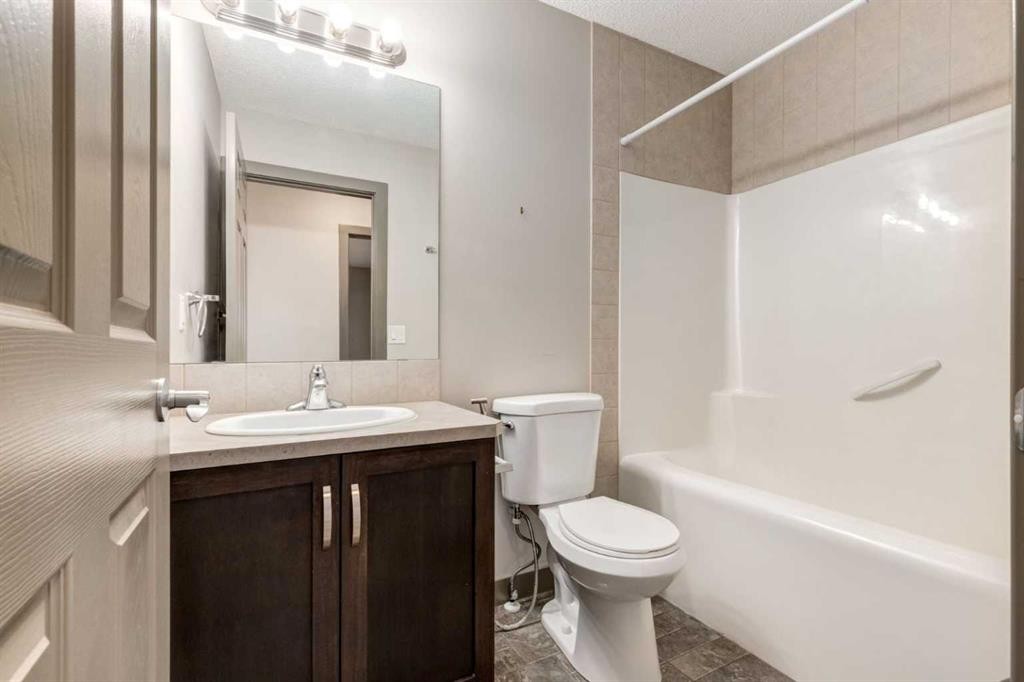 33 Everoak Circle Sw, Calgary, AB - Indoor Photo Showing Bathroom
