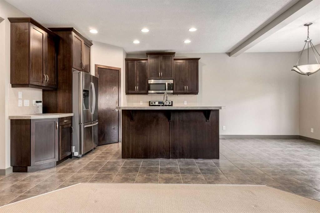 33 Everoak Circle Sw, Calgary, AB - Indoor Photo Showing Kitchen