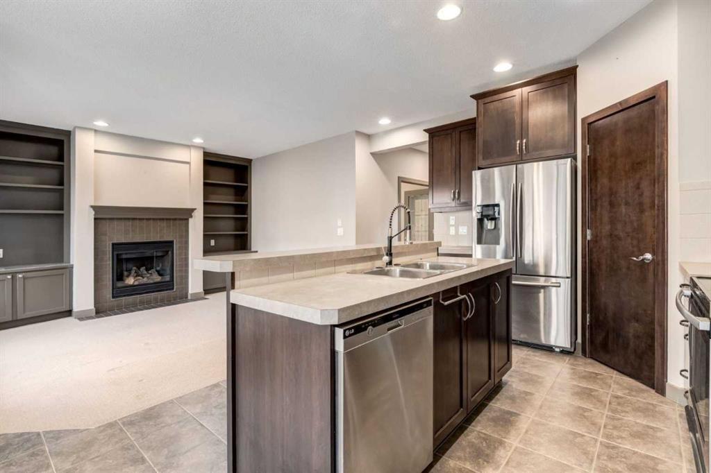 33 Everoak Circle Sw, Calgary, AB - Indoor Photo Showing Kitchen With Double Sink