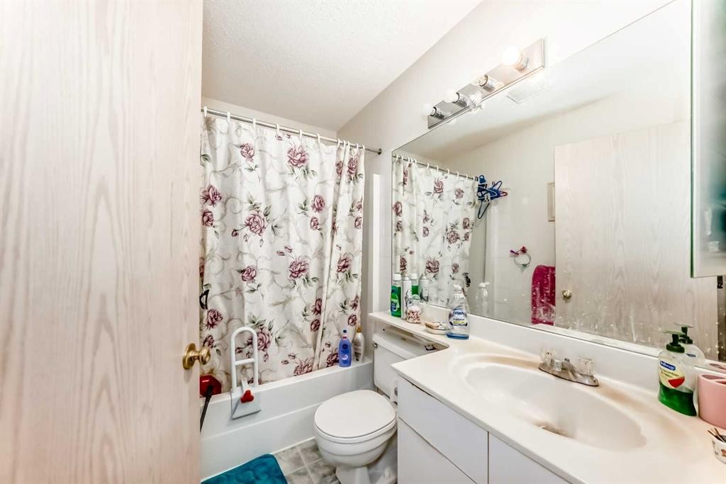 193 Somerset Drive Sw, Calgary, AB - Indoor Photo Showing Bathroom