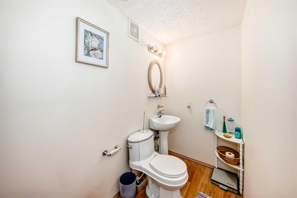 193 Somerset Drive Sw, Calgary, AB - Indoor Photo Showing Bathroom