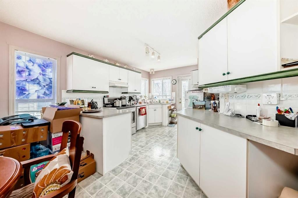 193 Somerset Drive Sw, Calgary, AB - Indoor Photo Showing Kitchen