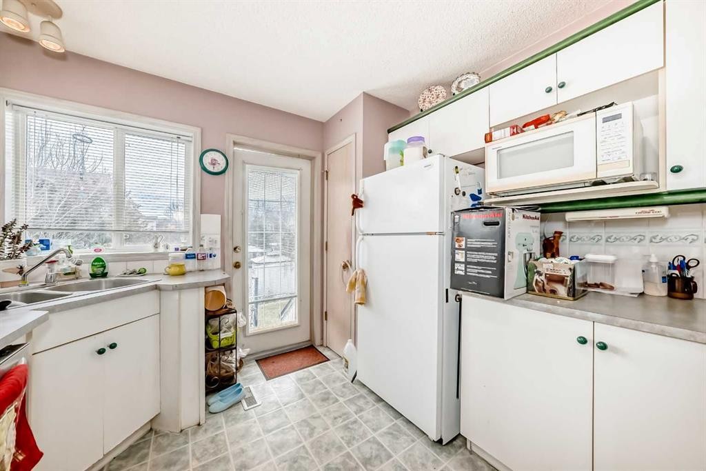 193 Somerset Drive Sw, Calgary, AB - Indoor Photo Showing Kitchen With Double Sink