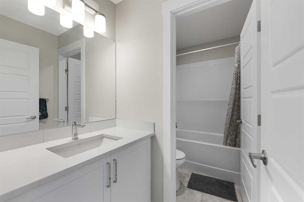 7 Corner Glen Common Ne, Calgary, AB - Indoor Photo Showing Bathroom