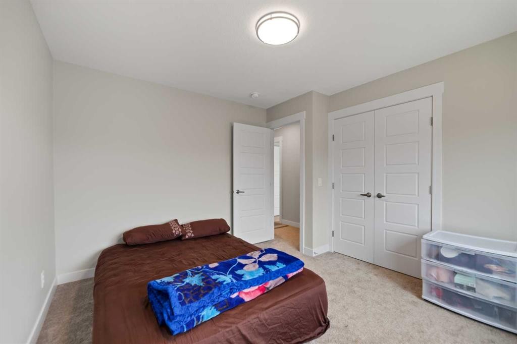 7 Corner Glen Common Ne, Calgary, AB - Indoor Photo Showing Bedroom