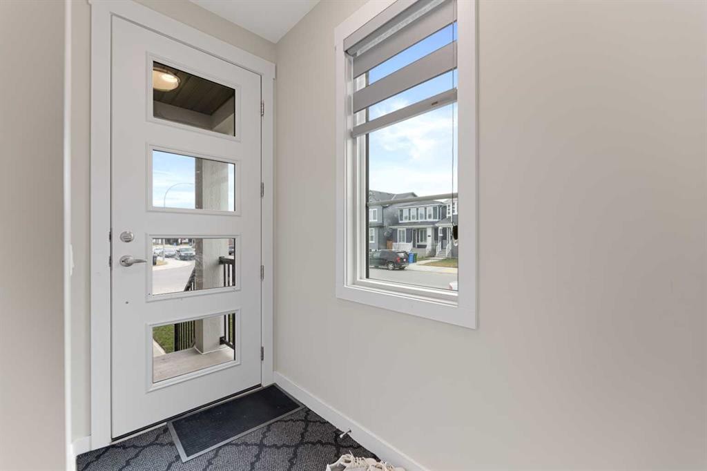 7 Corner Glen Common Ne, Calgary, AB - Indoor Photo Showing Other Room