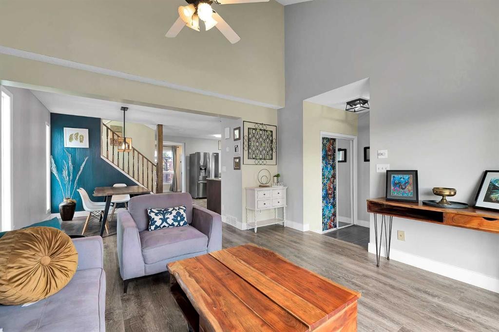 44 Strathclair Rise Sw, Calgary, AB - Indoor Photo Showing Living Room
