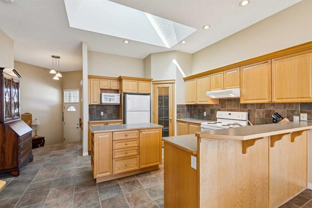 19 Wentworth Gardens Sw, Calgary, AB - Indoor Photo Showing Kitchen