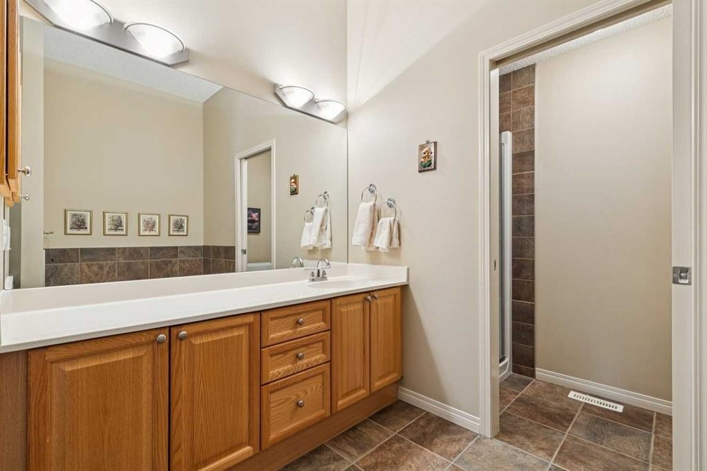 19 Wentworth Gardens Sw, Calgary, AB - Indoor Photo Showing Bathroom