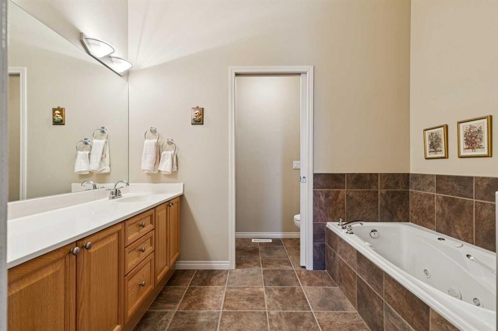19 Wentworth Gardens Sw, Calgary, AB - Indoor Photo Showing Bathroom
