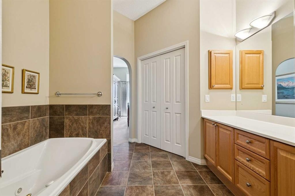 19 Wentworth Gardens Sw, Calgary, AB - Indoor Photo Showing Bathroom