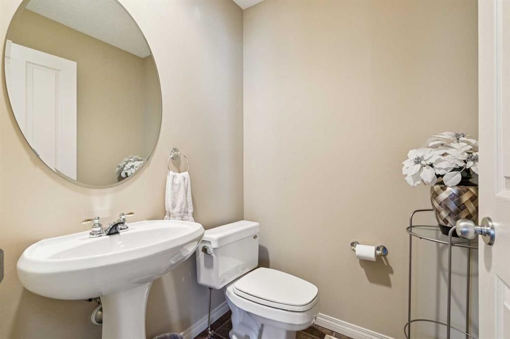 19 Wentworth Gardens Sw, Calgary, AB - Indoor Photo Showing Bathroom