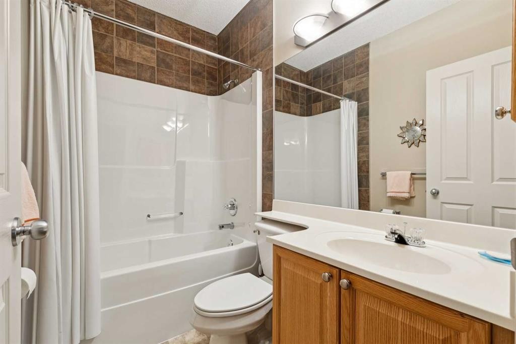19 Wentworth Gardens Sw, Calgary, AB - Indoor Photo Showing Bathroom