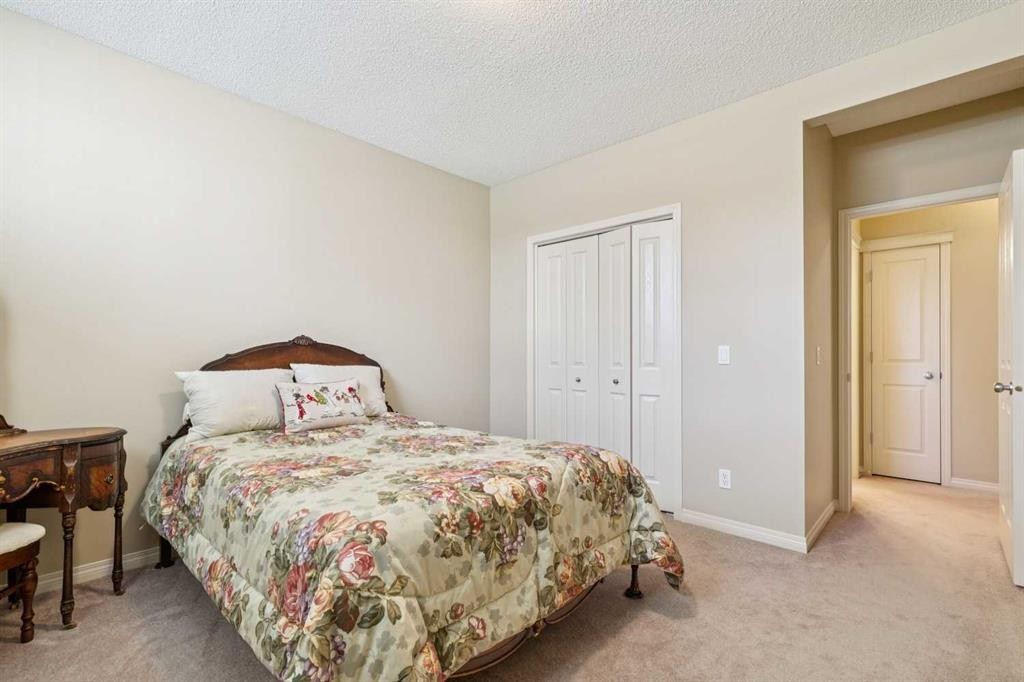 19 Wentworth Gardens Sw, Calgary, AB - Indoor Photo Showing Bedroom