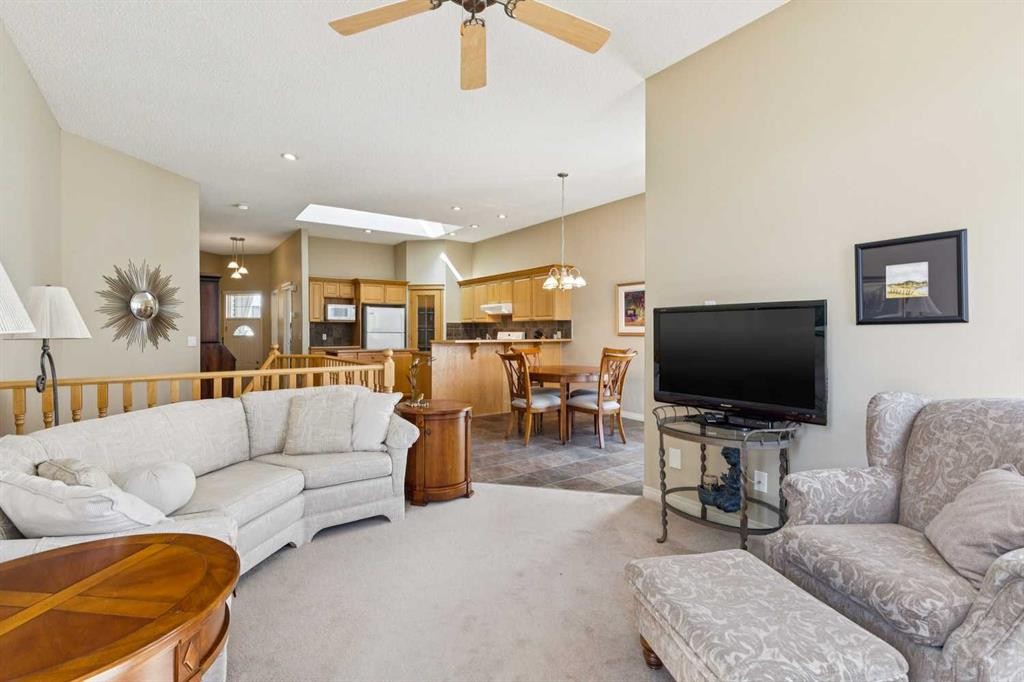 19 Wentworth Gardens Sw, Calgary, AB - Indoor Photo Showing Living Room
