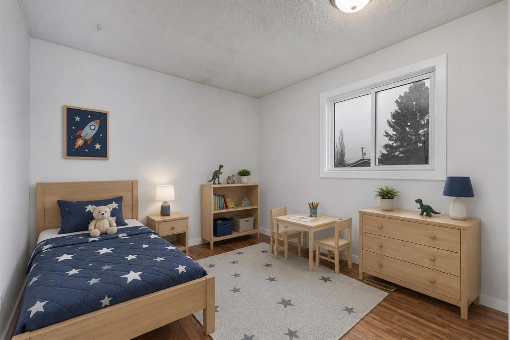 41 Alpine Crescent Se, Airdrie, AB - Indoor Photo Showing Bedroom